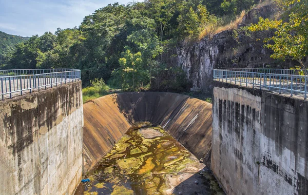 Opgedroogd Leeg Reservoir Kleine Betonnen Dam Als Gevolg Van Een — Stockfoto