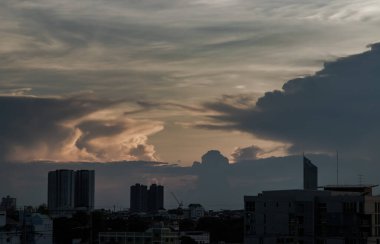 Bulutların üzerinde gün batımının güzel gökyüzü dramatik bir ışıkla parlayan günbatımı manzarası, kopyalama alanı, özellikle odak yok..