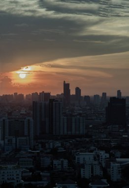Bulutların üzerinde gün batımının güzel gökyüzü dramatik bir ışıkla parlayan günbatımı manzarası, kopyalama alanı, özellikle odak yok..