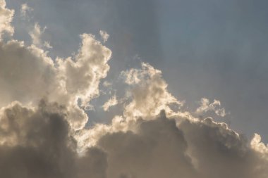 Arkaplanlı güzel mavi gökyüzü bulutlu bulutlar, bulutlu gökyüzü doğa bulutlu mavi. İlham verici bir kavram. Tam olarak odaklanamıyorum..