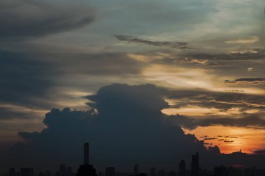 Bulutların üzerinde gün batımının güzel gökyüzü dramatik bir ışıkla parlayan günbatımı manzarası, kopyalama alanı, özellikle odak yok..