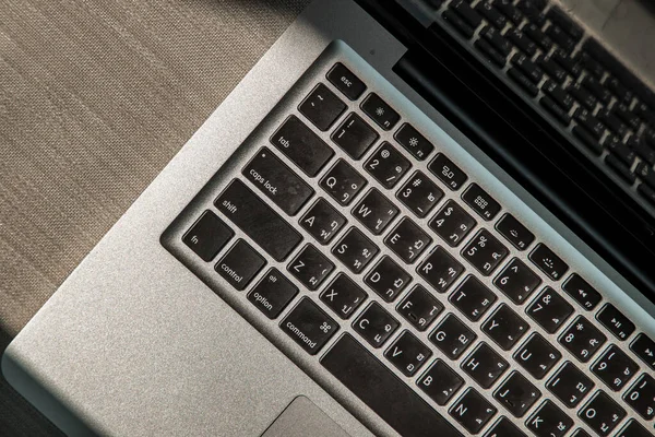 Detailaufnahme Einer Laptop Tastatur Auf Den Tasten Mit Hohem Kontrast — Stockfoto