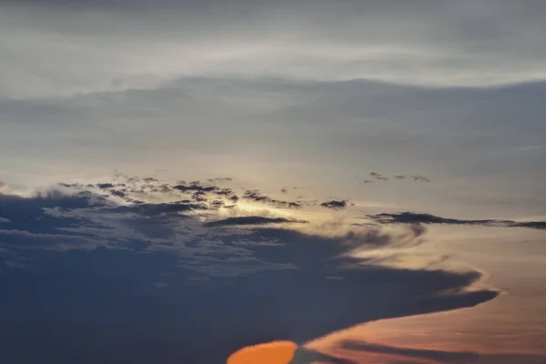 Beau Ciel Couchant Dessus Des Nuages Avec Une Lumière Dramatique — Photo