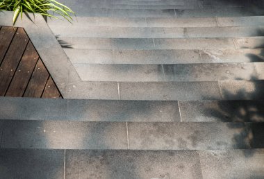 Beton merdiven ve zemin güneş ışığı ve gölgeli. Park, mimari ve dış yol, kopyalama alanı, seçici odak noktası..