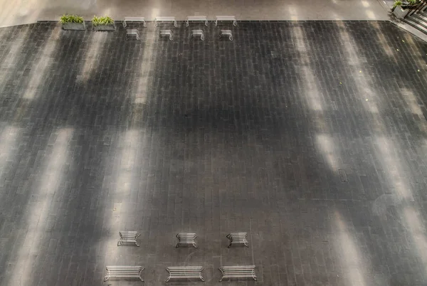 Perspektiva Outdoor White Metal Benchs Otevřeném Prázdném Prostoru Parku Kopírovacím — Stock fotografie