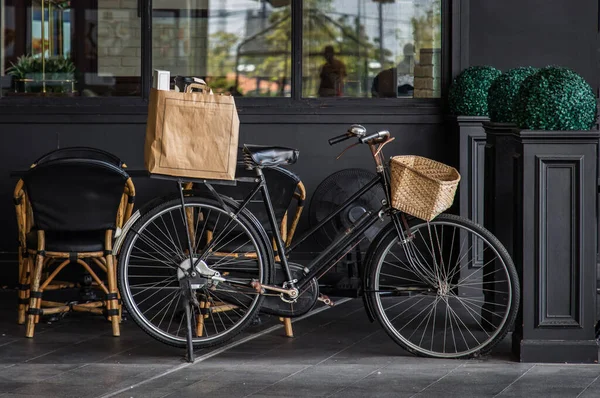 Vintage Black Bicycle Parked Front Cafe Restauran — Stock Photo, Image