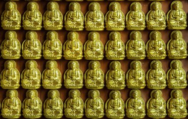 Nonthaburi, Tayland - 26 Aralık 2021: Tapınaktaki Altın Buda Borom Racha Kanchana Phi Sek Anuson (Wat Leng Noei Yi 2).