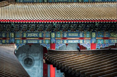 Nonthaburi, Tayland - 26 Aralık 2021: Wat Borom Racha Kanchana Phi Sek Anuson 'un çatısına bir güvercin tünedi. Odaklan ve bulanık.