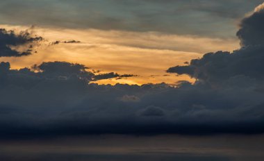 Güneşin parlayan ışığıyla bulutlu, güzel gökyüzü. Bulutun yumuşaklığı bir rahatlama hissi yaratır. Boşluğu kopyala.