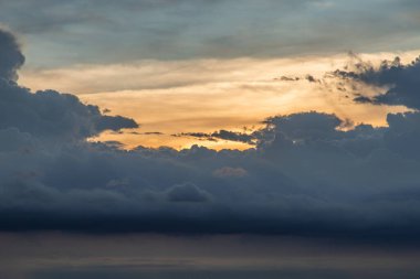 Güneşin parlayan ışığıyla bulutlu, güzel gökyüzü. Bulutun yumuşaklığı bir rahatlama hissi yaratır. Boşluğu kopyala.