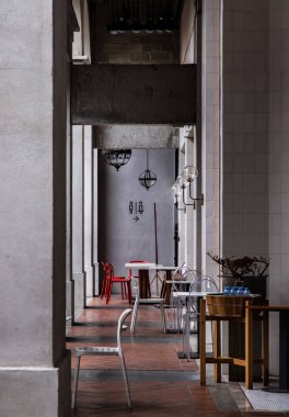 Chiang Mai, Tayland - Bölüm 08, 2020: Masa ve sandalyeli boş kafe terası. Kafe restoranının beyaz dış yüzeyi. Odaklan ve bulanık.