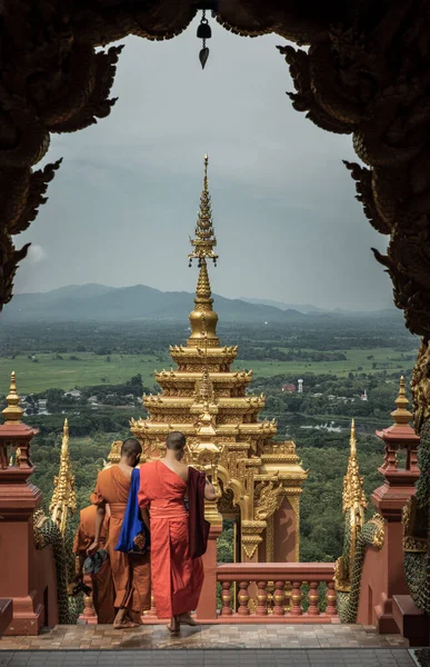 Lampang Thailand September 2019 Buddhistische Mönche Betreten Das Tor Des — Stockfoto