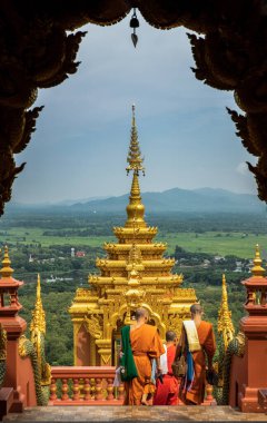Chiangmai, Tayland - Sep 07, 2019: Wat Chedi Luang Varavihara 'daki antik büyük pagoda Tayland' ın Chiang Mai eyaletinde bir tapınaktır. Altın Buda, özellikle odaklanmadan..