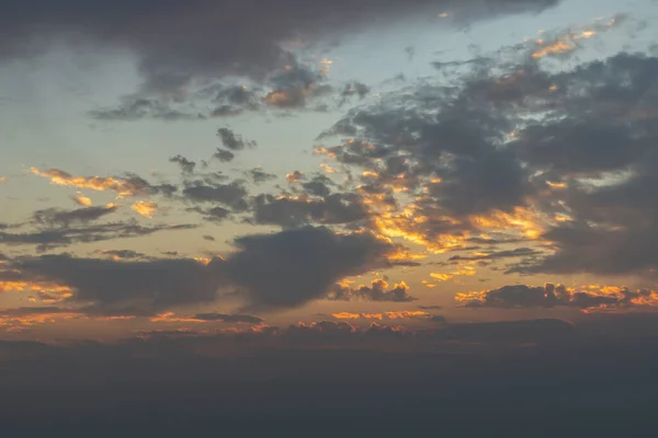 劇的な光で雲の上に美しい夕日の空 美しい燃えるような夕日の風景 テキストのためのスペース フォーカスなし — ストック写真