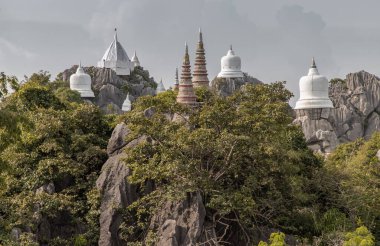 Lampang, Tayland - Sep 03, 2020: Pagoda, Chaloem Phrachomklao Rachanuson Tapınağı 'nın tepesinde (Wat Phrabat Pu Pha Daeng) Chae-Hom Bölgesi, Lampang Bölgesi, Tayland' da görünmeyen ve şaşırtıcı tapınak. Seçici odak.