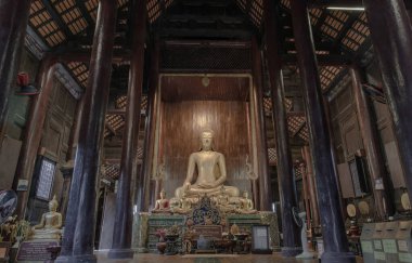Chiangmai, Tayland - Sep 07, 2020: Wat phun tao 'daki Buda görüntüsü. Wat phan Tao, Chiang Mai 'de güzel bir ahşap tapınaktır. Seçici odak.