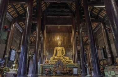 Chiangmai, Tayland - Sep 07, 2020: Wat phun tao 'daki Buda görüntüsü. Wat phan Tao, Chiang Mai 'de güzel bir ahşap tapınaktır. Seçici odak.