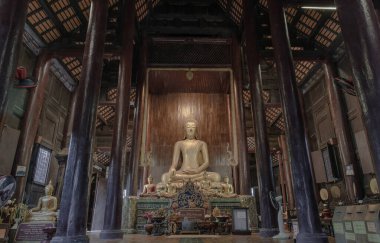 Chiangmai, Tayland - Sep 07, 2020: Wat phun tao 'daki Buda görüntüsü. Wat phan Tao, Chiang Mai 'de güzel bir ahşap tapınaktır. Seçici odak.