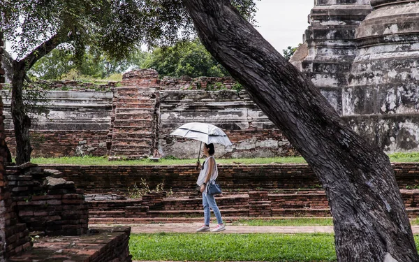 Aytthaya Tailândia Agosto 2020 Mulher Turística Segurando Guarda Chuva Prata — Fotografia de Stock