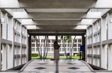 Bangkok, Tayland - 22 Ağustos 2020: Tekrarlanan yapı ve dış simetri ile beton bina geometrisi. Seçici odak.