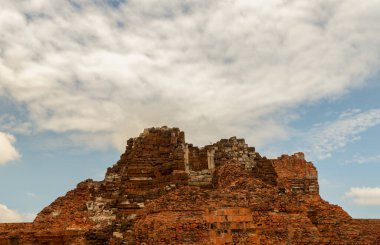 Aytthaya, Tayland, 22 Ağustos 2020: Eski Buda heykeli Tayland 'ın Ayuthaya ilindeki eski tapınakta hasar gördü. Seçici odak.