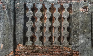 Ayuthaya 'daki eski tapınağın arka planı ve havalandırma delikleri çatlamış. Arkeolojik alan. Duvarda metin için yeri olan desen, özellikle odak yok..