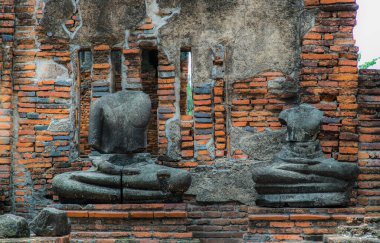 Aytthaya, Tayland, 22 Ağustos 2020: Eski Buda heykeli Tayland 'ın Ayuthaya ilindeki eski tapınakta hasar gördü. Seçici odak.