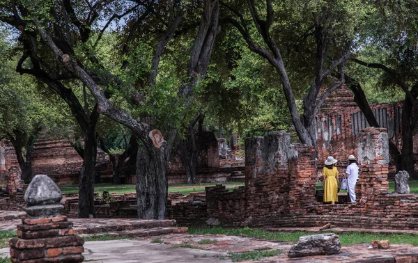 Aytthaya Tailândia Agosto 2020 Duas Turista Caminhando Wat Ratchaburana Ayutthaya — Fotografia de Stock