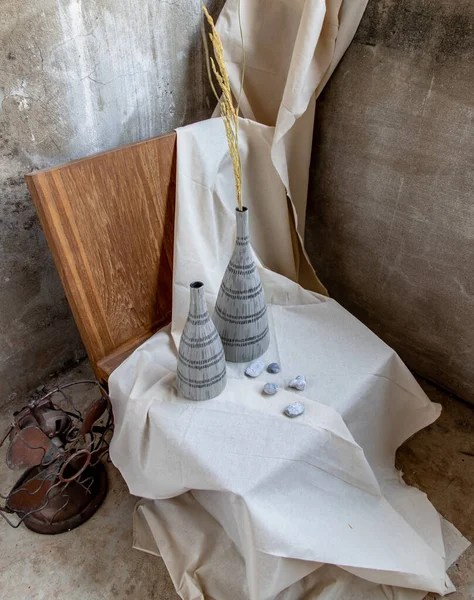 木制椅子上手工制作的双陶瓷花瓶 家居装饰 文字空间 — 图库照片