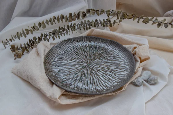 卡利科上有干花的陶瓷盘子 陶瓷餐具 布置美观 — 图库照片