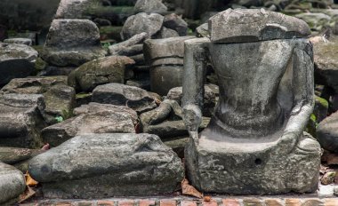 Aytthaya, Tayland, 22 Ağustos 2020: Eski Buda heykeli Tayland 'ın Ayuthaya ilindeki eski tapınakta hasar gördü. Tam olarak odaklanamıyorum..