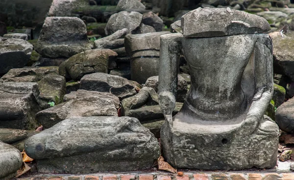 Aytthaya, Tayland, 22 Ağustos 2020: Eski Buda heykeli Tayland 'ın Ayuthaya ilindeki eski tapınakta hasar gördü. Tam olarak odaklanamıyorum..