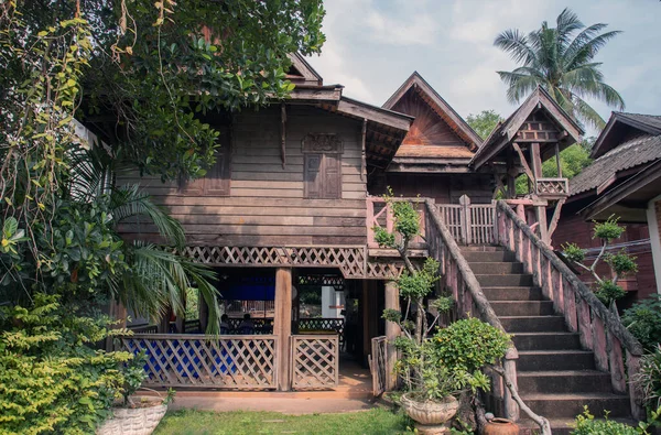 Lanna Thai Style, Tayland 'da güzel Ruen Galae tarzı Kuzey Tayland mimarisi ve otantik özellikleri olan bir ev. Tam olarak odaklanamıyorum..