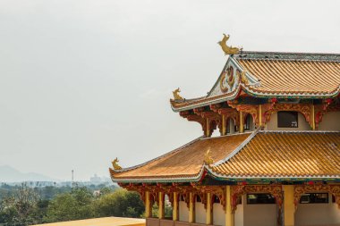 Chonburi, Tayland - 05 Şubat 2022: Wihan Thep Sathit Phra Ki Ti Chaloem 'deki Çin tarzı tapınağın mimarisi. Seçici odak.