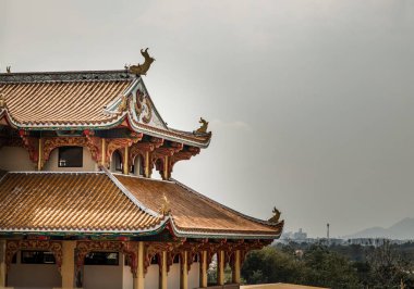 Chonburi, Tayland - 05 Şubat 2022: Wihan Thep Sathit Phra Ki Ti Chaloem 'deki Çin tarzı tapınağın mimarisi. Seçici odak.
