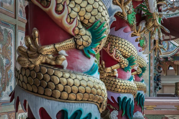 2022年2月5日 チョンブリ 中国式寺院における彫刻黄金竜赤柱の閉鎖 Wihan Thep Sathit Pra Chaloem 選択的フォーカス — ストック写真