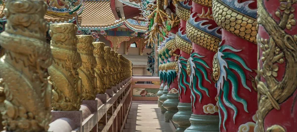 Chonburi Tailandia Feb 2022 Panorámica Pilares Dragones Esculpidos Corredor Templo — Foto de Stock