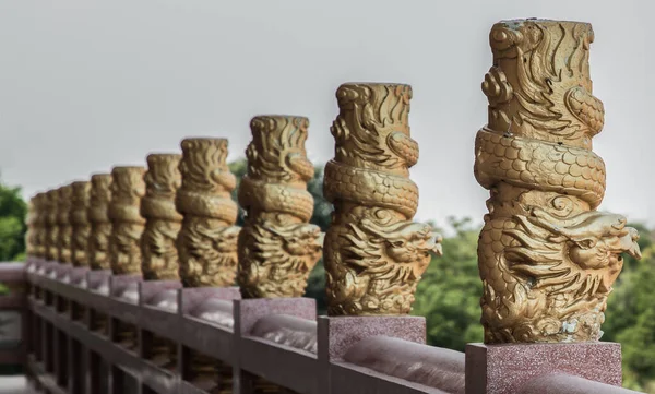 2022年2月5日 チョンブリ 中国式寺院の回廊上の東洋黄金の手すりの柱 エンボスゴールドの柱Stucco 選択的フォーカス — ストック写真