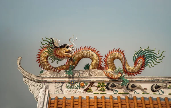 青空を背景に中国風の寺院の屋根の上に中国の龍の彫刻を飾る コピースペース 選択フォーカス — ストック写真