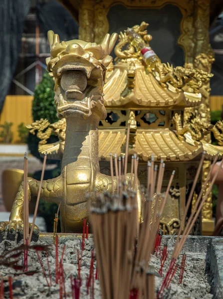 チョンブリ 2月2022 中国の黄金の龍の彫刻香バーナー中国風の寺院に飾る 選択的焦点 — ストック写真