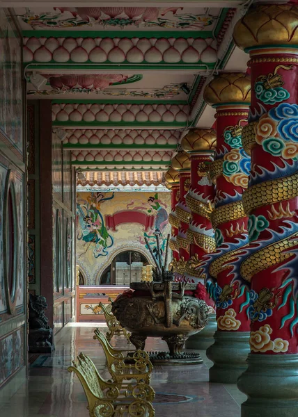2022年2月5日 タイのチョンブリ県 2022年2月5日 彫刻された龍の柱を持つ中国風の寺院の廊下の壮大な 龍のパターンで装飾された大きな香炉とリラクゼーションのための金の金属のベンチを持っています Wihan Thep Sathit Pra Chaloem — ストック写真