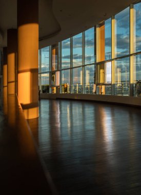 Bangkok, Tayland - 02 Şubat 2022: Akşam saatlerinde konut binasının ortak alanı. Yeni normal, koltuklar covid-19 'un yayılması ve seçici odaklanma politikasına göre ayrı olarak belirlenmiştir..