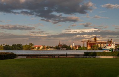 Bangkok, Tayland - 02 Şubat 2022: Wat Bangkrachaonok bölgesini ve petrol rafinerisi sanayi fabrikasını gören Chao Phraya Nehri manzarası. Tam olarak odaklanamıyorum..