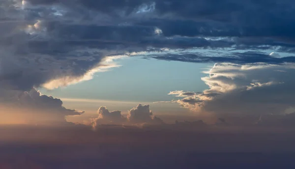 하늘의 속에서 빛으로 비춘다 구름의 모양은 상상력 과창의 일으킵니다 그것들은 — 스톡 사진