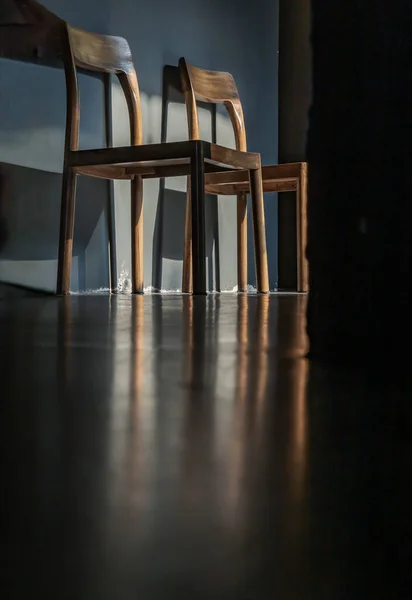Duas Cadeiras Madeira Frente Parede Cimento Verde Uma Sala Vazia — Fotografia de Stock