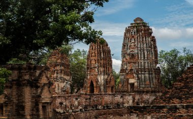 Aytthaya, Tayland, 22 Ağustos 2020: Wat phra mahathat 'da antik Buda heykeli. Tayland 'ın Ayutthaya eyaleti. Tam olarak odaklanamıyorum..