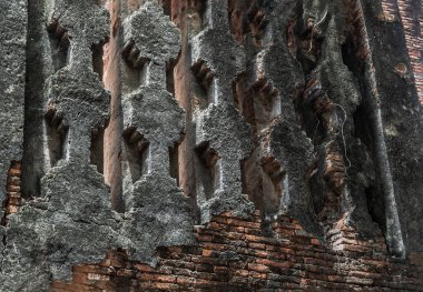 Ayuthaya 'daki eski tapınağın arka planı ve havalandırma delikleri çatlamış. Arkeolojik alan. Duvarda metin için yeri olan desen, özellikle odak yok..