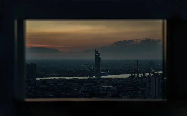 バンコク 1月24 2022 バンコク市の空中ビューで日の出や日没の豪華なパノラマ風景スカイスクレーパーと橋を見下ろすチャオプラヤ川を渡り 明るい輝く光で 特に焦点がない — ストック写真