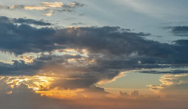 Zon Schijnt Door Wolken Aan Zonsondergang Hemel Met Dramatisch Licht — Stockfoto