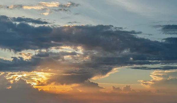 太陽は日没の空の雲の中で劇的な光で輝いています 雲の形は想像力と創造性を呼び起こします 彼らは素晴らしい外観の壁紙として使用することができます 選択的焦点 — ストック写真